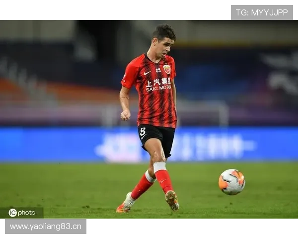 奥斯卡中场风格解析：组织调度与进攻串联表现稳健