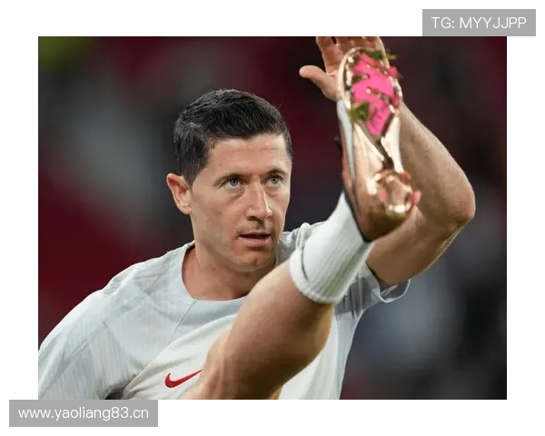 莱万凌晨四点喝蛋白粉的样子，像极了被经纪人绑架的顶流